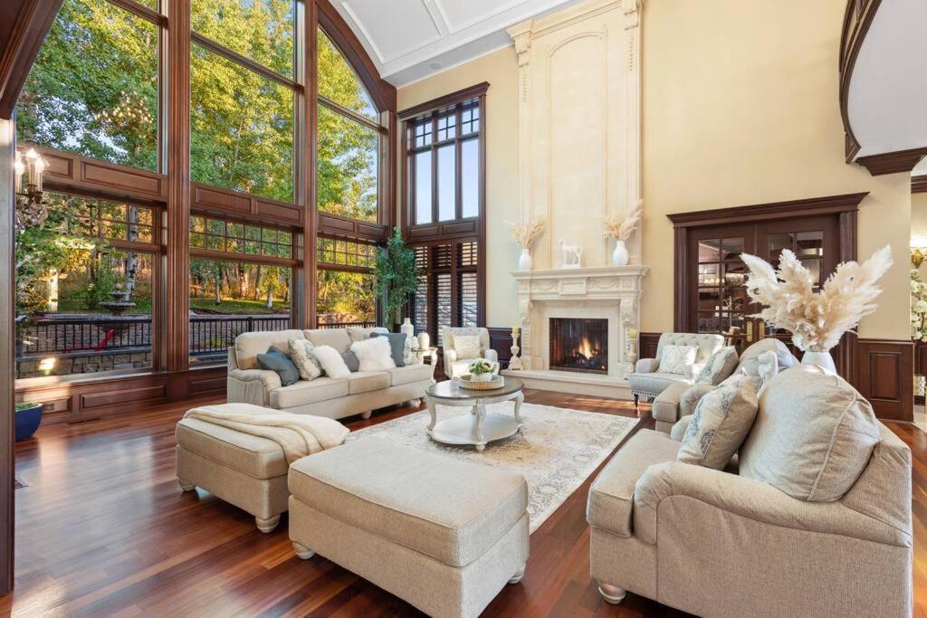 French Chateau W/Swim Spa & Theatre: 11,700 Sqft Calgary Exterior photo