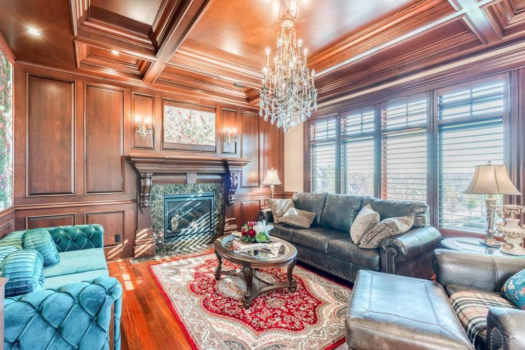 French Chateau W/Swim Spa & Theatre: 11,700 Sqft Calgary Exterior photo
