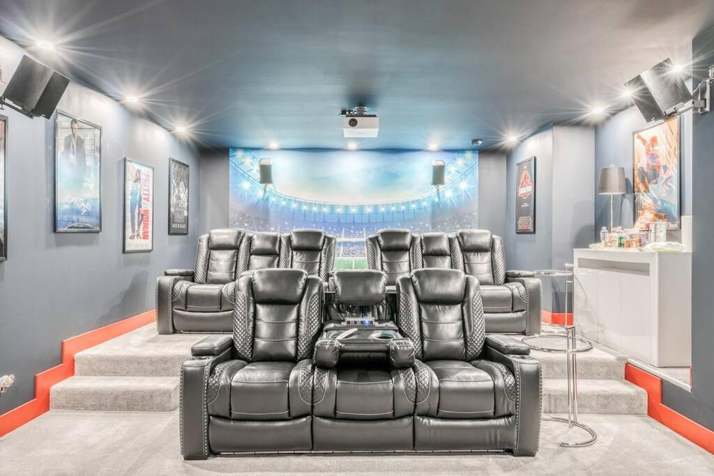 French Chateau W/Swim Spa & Theatre: 11,700 Sqft Calgary Exterior photo