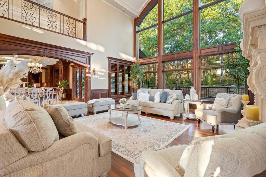 French Chateau W/Swim Spa & Theatre: 11,700 Sqft Calgary Exterior photo