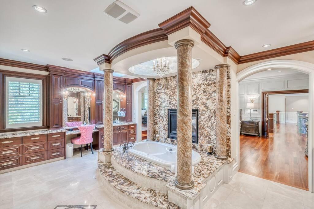 French Chateau W/Swim Spa & Theatre: 11,700 Sqft Calgary Exterior photo
