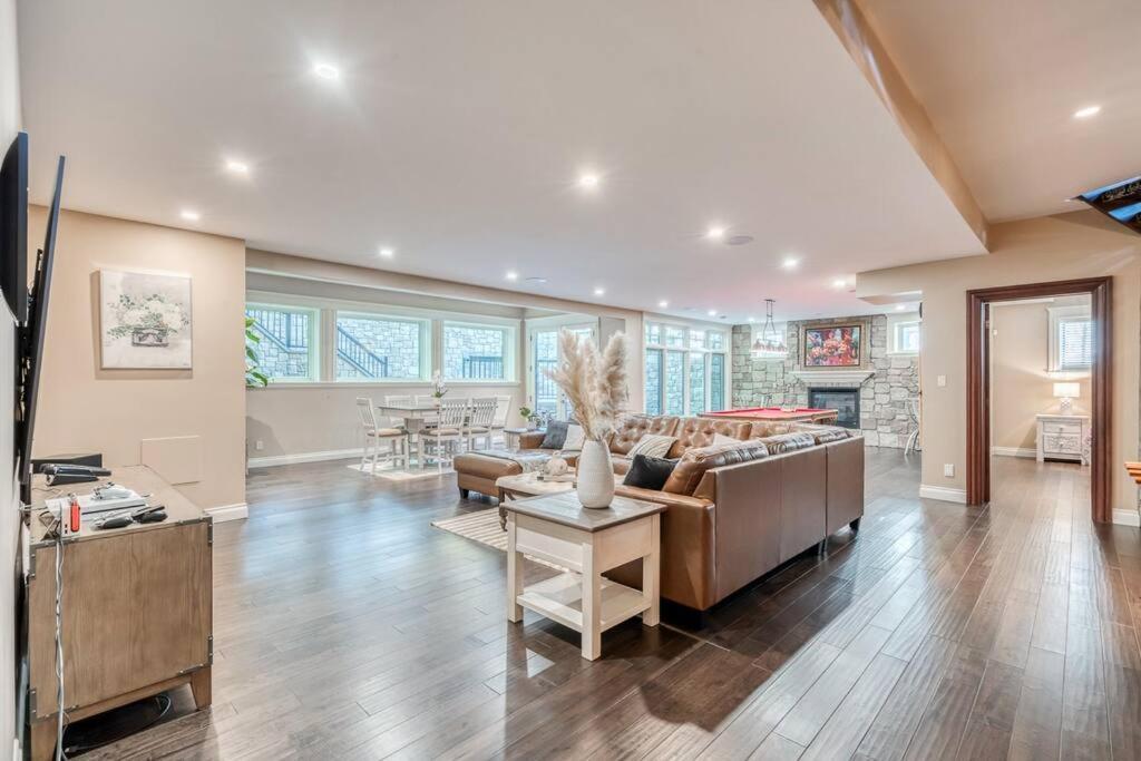 French Chateau W/Swim Spa & Theatre: 11,700 Sqft Calgary Exterior photo